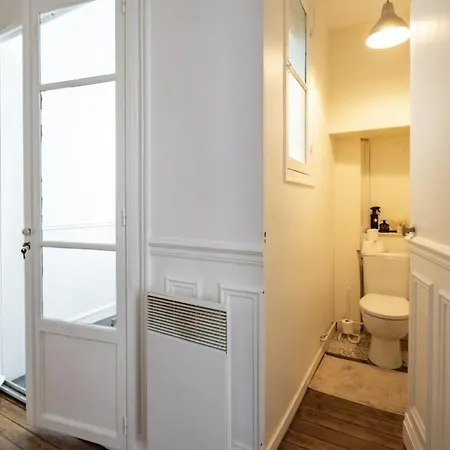 4 Guests Place Des Victoires * Paris