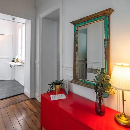 4 Guests Place Des Victoires شقة