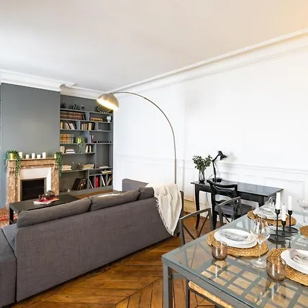 4 Guests Place Des Victoires شقة